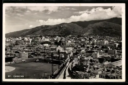 AK Caracas, Stadtpanorama mit Baseballfeld und Bergkulisse