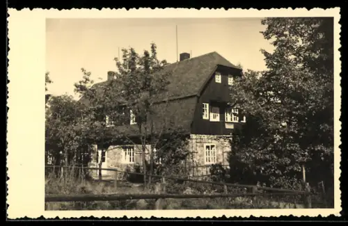 Foto-AK Kipsdorf, Wohnhaus mit Fachwerk und Garten
