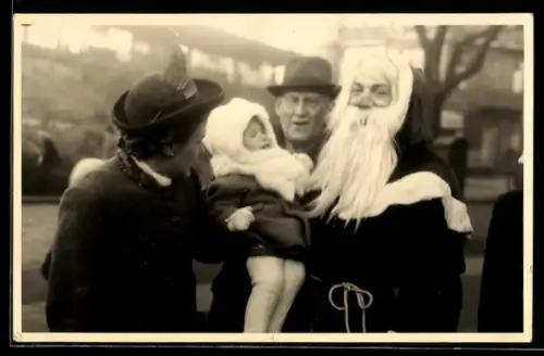 Foto-AK Weihnachtsmann mit einem unglücklichen Kleinkind