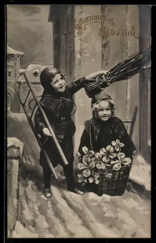AK Zwei als Schornsteinfeger verkleidete Kinder mit Korb voller Klee auf einer verschneiten Strasse, Neujahrsgruss