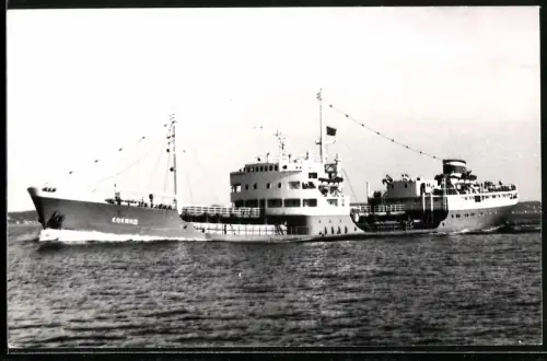 Fotografie Sowjetisches Tankschiff Kokand tief beladen in Fahrt