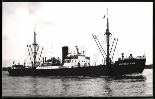 Fotografie Sowjetisches Frachtschiff Kirovograd von 1929 steuert den Hafen an