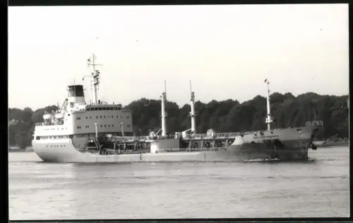 Fotografie Sowjetisches Tankschiff David Guramishvili steuert beladen einen deutschen Hafen an