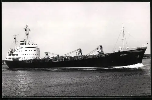 Fotografie Sowjetisches Frachtschiff Dashava vom 1963 mit Holzladung an Deck