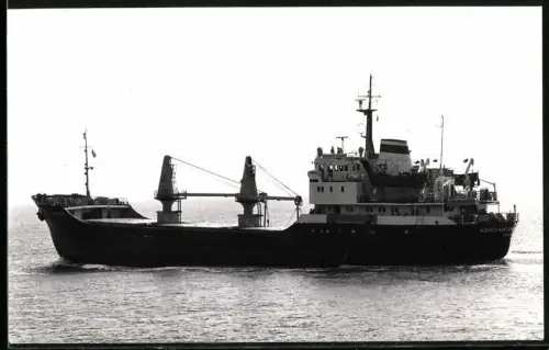 Fotografie Sowjetisches Frachtschiff Konstantin Saveleyev aus Archangelsk mit Schwergut-Ladebäumen an Deck