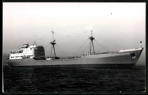 Fotografie Sowjetisches Frachtschiff Konstantin Olshansky vor Anker liegend