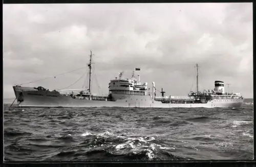 Fotografie Sowjetisches Tankschiff Komsomolets Ukrainy von 1959 auf Reede vor Anker liegend