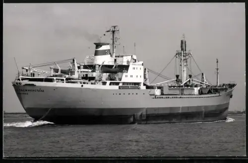 Fotografie Sowjetisches Frachtschiff Komsomolets Tadzhikistana in Ballast fahrend