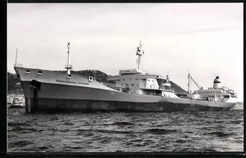Fotografie Sowjetisches Tankschiff Komsomolets Kubani von 1966 in Ballast vor Anker liegend