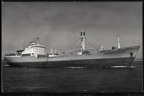 Fotografie Sowjetisches Frachtschiff Komsomolets Kirgizii steuert den Hafen an
