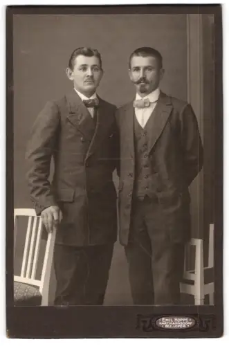 Fotografie Emil Hoppe, Hartmannsdorf, zwei elegant gekleidete Herren