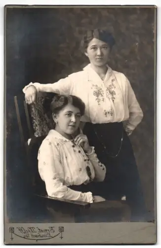 Fotografie Ernst Wolff, Limbach i. Sa., Zwei Damen in eleganter Pose