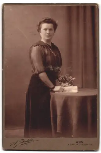 Fotografie A. Schalita, Wien, Favoritenstr. 112, Porträt einer Dame neben einem Tisch