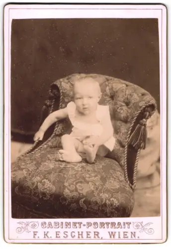 Fotografie F. K. Escher, Wien, Penzing, Poststrasse 85, Kind auf dekorativem Sessel