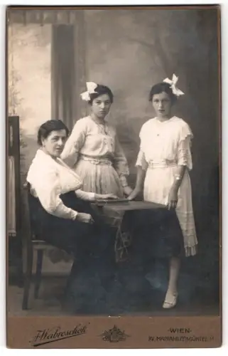 Fotografie Arpad Wabroschek, Wien, Mariahilfergürtel 11, Drei Damen in eleganter Kleidung
