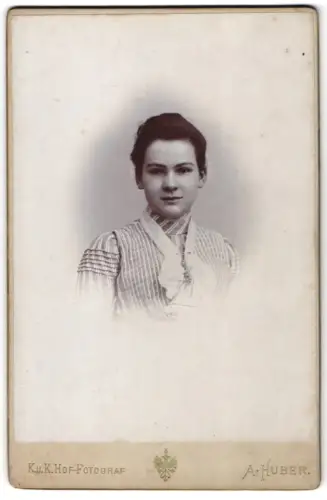 Fotografie A. Huber, Wien, Stefansplatz 2, Porträt einer jungen Frau