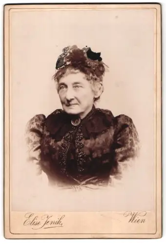 Fotografie Elise Jenik, Wien, Hundsthurmerstrasse 54, Porträt einer älteren Dame