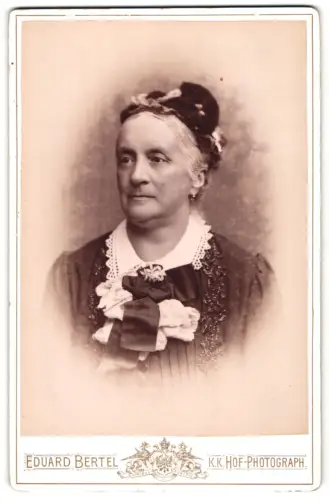 Fotografie Eduard Bertel, Salzburg, Dame in eleganter Kleidung