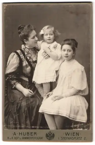 Fotografie A. Huber, Wien, Stefansplatz 2, Mutter mit zwei Kindern