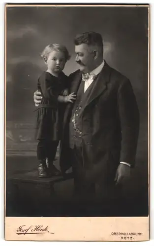 Fotografie Josef Henk, Oberhollabrunn, Bismarckstrasse, Mann mit kleinem Jungen