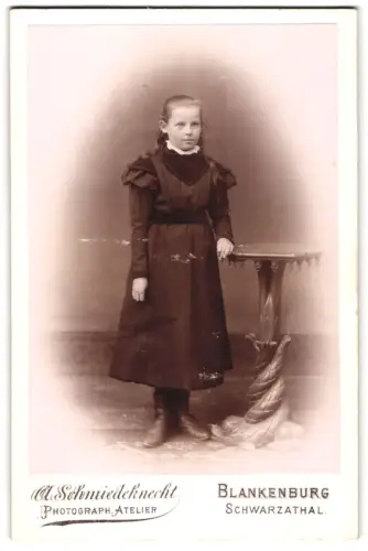 Fotografie A. Schmiedeknecht, Blankenburg, Obere Strasse 181, Junges Mädchen am Tisch mit kunstvollem Standfuss