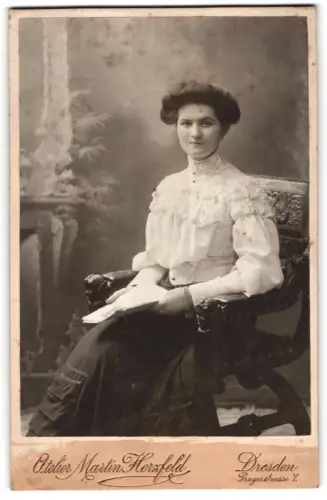 Fotografie Atelier Martin Herzfeld, Dresden, Pragerstrasse 7, Junge Frau auf einem verzierten Stuhl