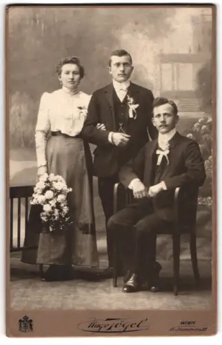 Fotografie Hugo Zögel, Wien, Jägerstrasse 25, Gruppenporträt mit Blumengesteck