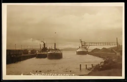 AK Michipicoten, Ships in harbour
