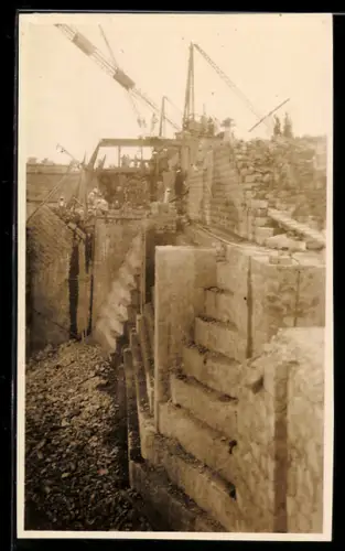 AK Assuan, Dam construction