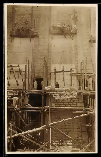 AK Assuan, Bau des Staudamms mit Gerüst und Arbeitern