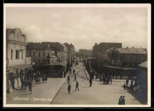 AK Uzhorod, Blick auf Brücke und Hauptstrasse mit Passanten