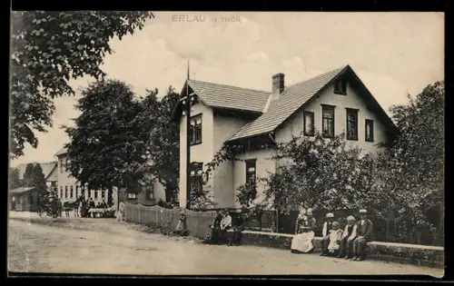 AK Erlau in Thür., Strassenansicht mit Wohnhäusern und Personen