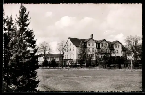 AK Goslar-Bockswiese-Hahnenklee, Partie mit Häusern und Bäumen