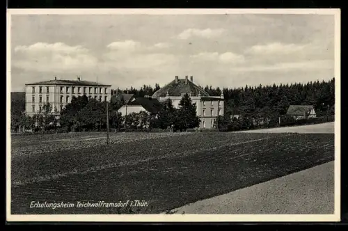 AK Teichwolframsdorf i. Thür., Blick auf das Erholungsheim von der Feldflur aus