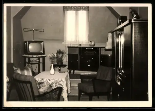 AK Radio und Fernseher in einem gemütlichen Wohnzimmer