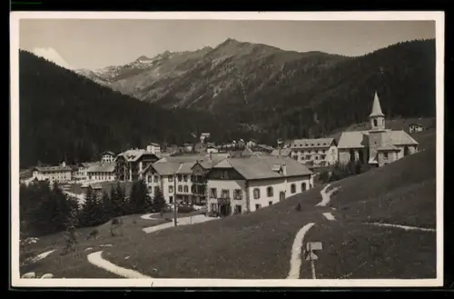 AK Madonna di Campiglio, Vista panoramica delle Dolomiti e del villaggio alpino