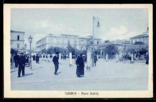 AK Taranto, Piazza Archita con persone e lampioni