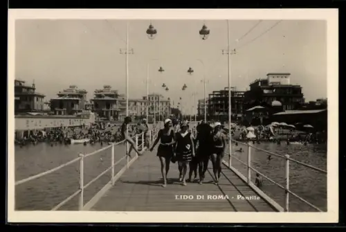 AK Lido di Roma, Pontile con bagnanti e vista della spiaggia affollata