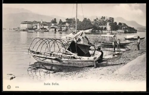 AK Isola Bella, Veduta delle barche sulla riva con il palazzo sullo sfondo