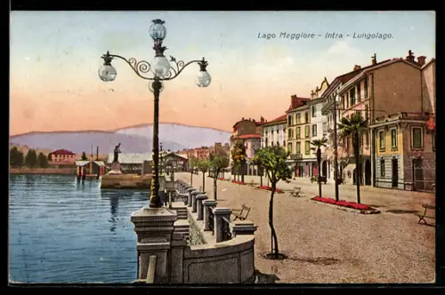 AK Intra /Lago Maggiore, Lungolago con lampioni e edifici storici al tramonto