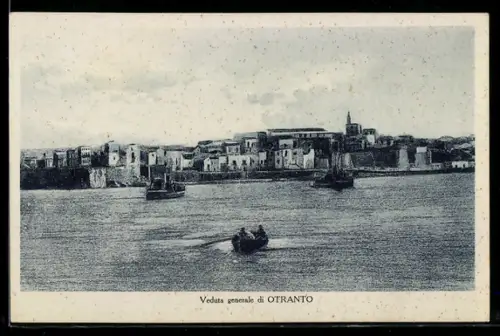 AK Otranto, Veduta generale della città sul mare con barche in primo piano
