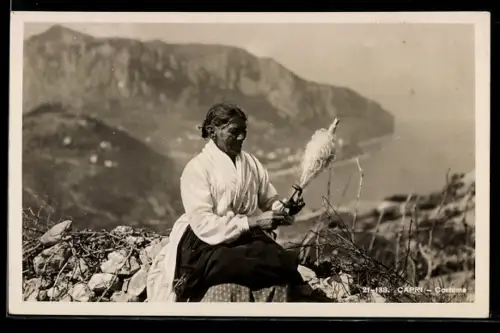 AK Capri, Donna che fila con panorama costiero sullo sfondo
