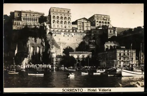 AK Sorrento, Grand Hotel Vittoria e barche nel porto