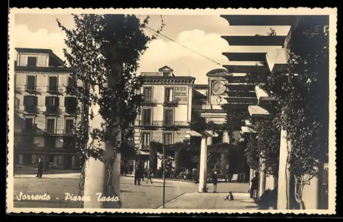 AK Sorrento, Piazza Tasso con colonne e orologio