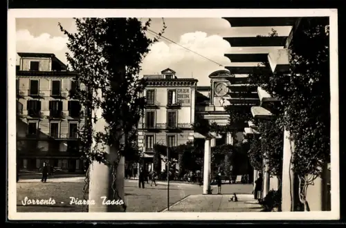 AK Sorrento, Piazza Tasso con colonne e vegetazione