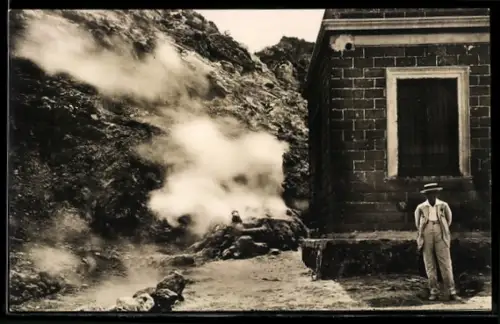 AK Pozzuoli, Solfatara di Pozzuoli e sfiato di zolfo con uomo elegante