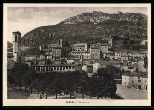 AK Gubbio, Panorama della città con colline sullo sfondo