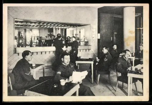 AK Roma, Gelateria al sesto piano del Alexander Club con militari seduti e in piedi