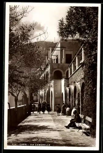 AK Capri, Via Camerelle con persone sedute e passeggianti