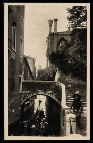 AK Venezia, Piccolo ponte e canale con gondola e bambino seduto sul muretto